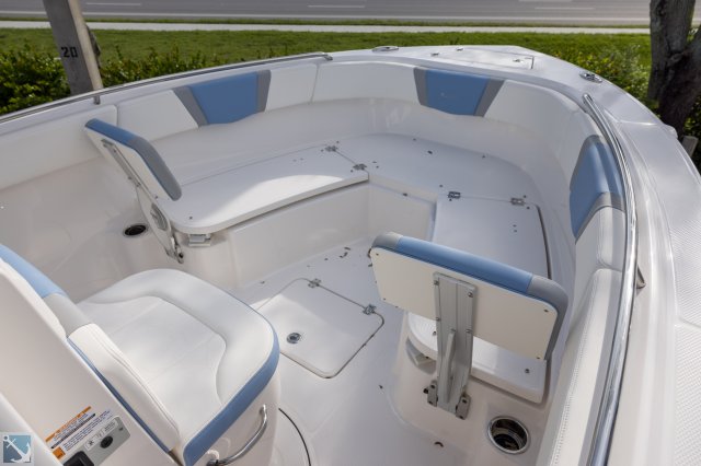 New 2024 Robalo R230 for sale